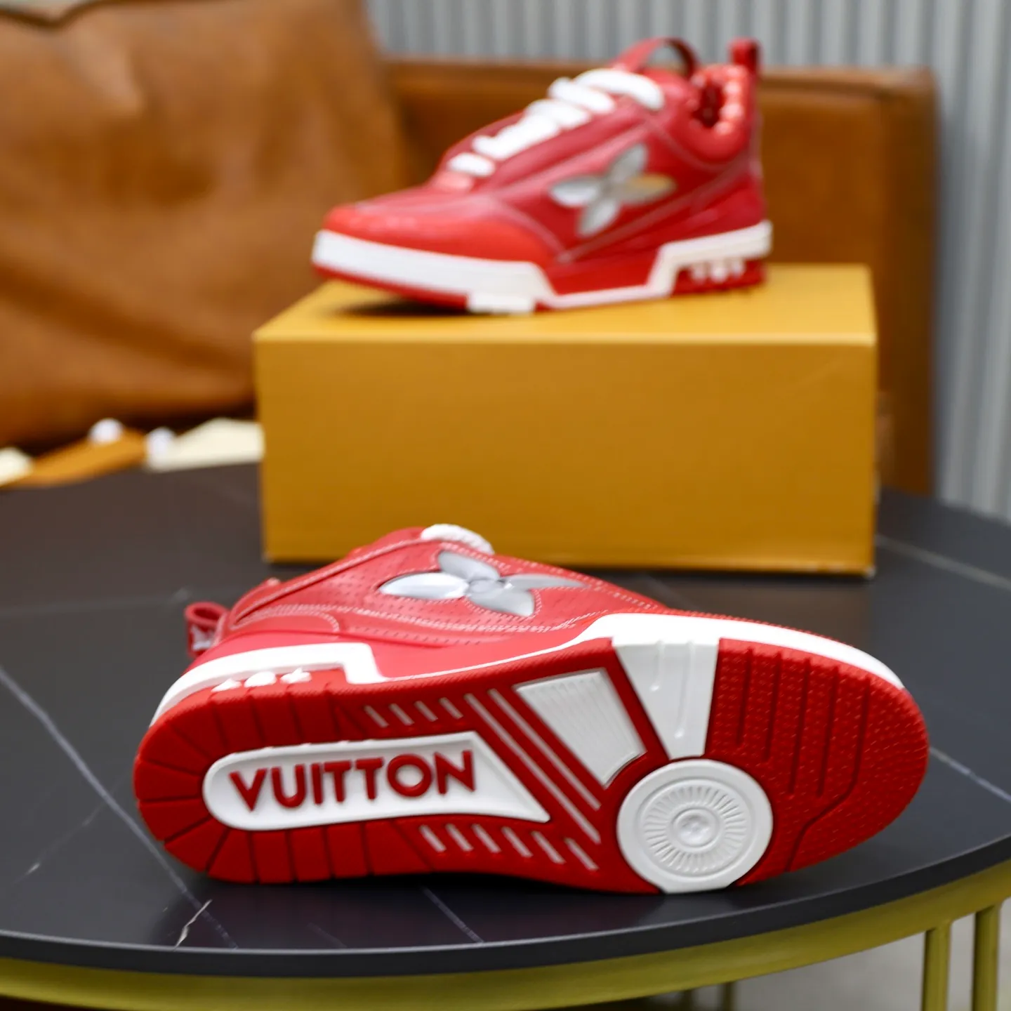 Ex-factory price: 860💰LV Couple👫Louis Vuitton TRAINER sneakers classic Louis Vuitton men's artistic director Virgil Abloh picked inspiration to create this LV Trainer sneaker. Yingze crystal inlays present a colorful effect. VS can be matched with two gorgeous effect colors. The LV letter logo badge on the tongue is gorgeous and noble. The LV letter is decorated on the side. The outsole is decorated with a Monogram flower pattern. It shows the trend of elegance and nobility! Men's and women's models: 35-46